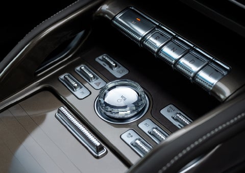 A crystal-inspired volume knob is shown in the center floor console of a 2024 Lincoln Nautilus® SUV. | Joe Cooper Lincoln of Edmond in Oklahoma City OK