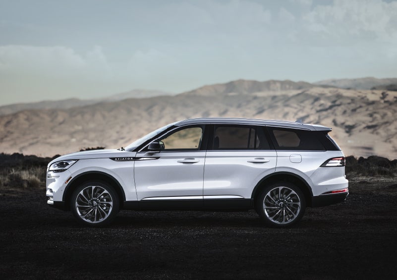 A Lincoln Aviator® SUV is parked on a scenic mountain overlook | Joe Cooper Lincoln of Edmond in Oklahoma City OK